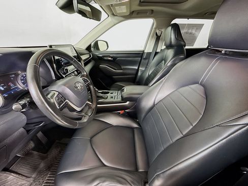 Used 2022 Toyota Highlander XLE AWD/4WD image 22