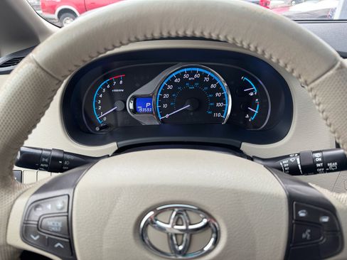 Used 2014 Toyota Sienna XLE image 27