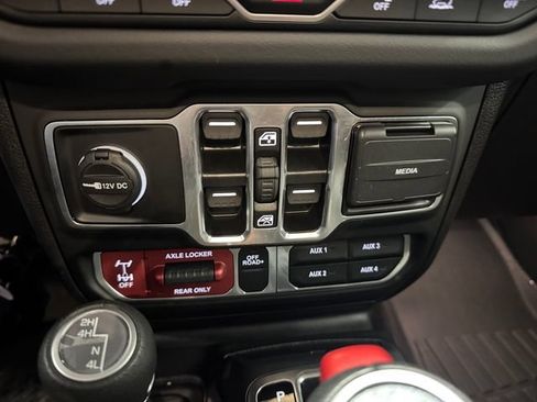 Used 2025 Jeep Gladiator Mojave w/ Safety Group AWD/4WD image 19