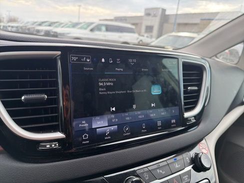 Used 2024 Chrysler Pacifica Touring-L image 19