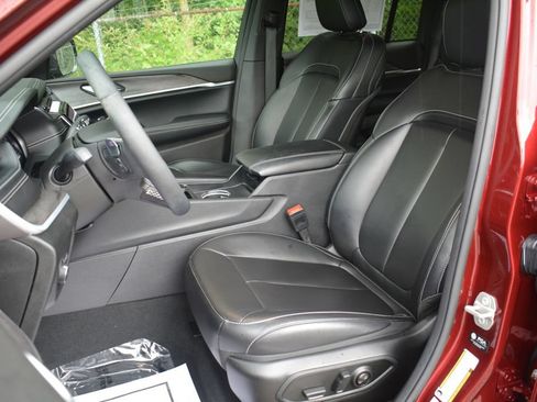 Used 2024 Jeep Grand Cherokee Limited AWD/4WD image 10