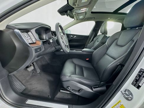 Used 2023 Volvo XC60 B5 Plus image 15