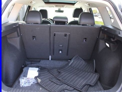 Used 2025 Volkswagen Taos SE w/ Panoramic Sunroof Package FWD image 9