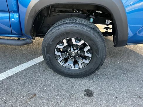 Used 2017 Toyota Tacoma TRD Off-Road w/ Premium & Technology Package image 3