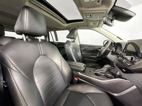 Certified 2023 Toyota Highlander XLE image 44