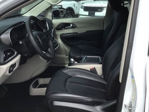 Used 2024 Chrysler Pacifica Touring-L FWD image 7