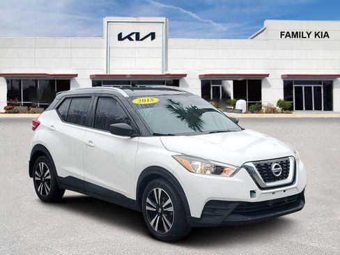Used 2018 Nissan Kicks SV image 1