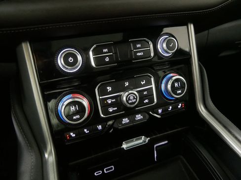 Used 2023 GMC Yukon XL Denali image 30