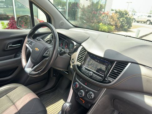 Used 2020 Chevrolet Trax LT w/ Driver Confidence Package FWD image 11