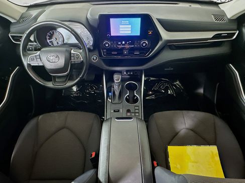 Used 2024 Toyota Highlander LE image 27