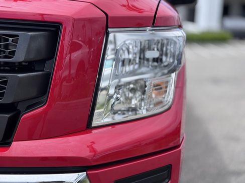 Used 2022 Nissan Titan SV image 8