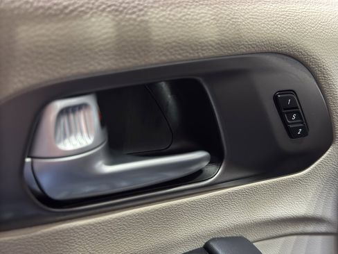 Used 2024 Chrysler Pacifica Touring-L image 33