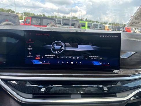 Used 2025 BMW X7 xDrive40i AWD/4WD image 21