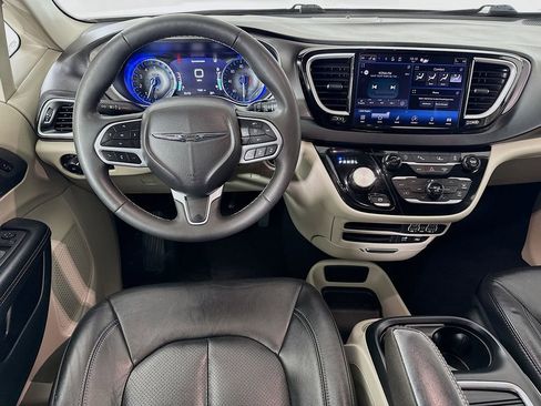 Used 2022 Chrysler Pacifica Touring-L image 21