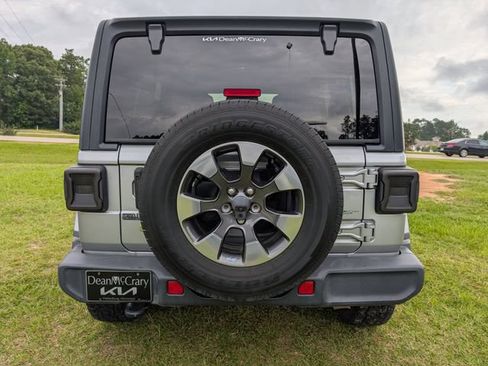 Used 2018 Jeep Wrangler Unlimited Sahara AWD/4WD image 4