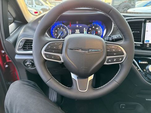 New 2025 Chrysler Pacifica Select image 19