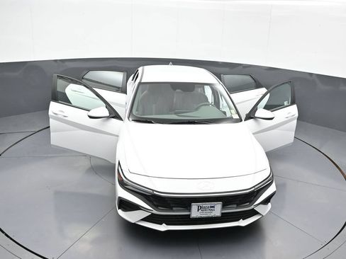 Used 2025 Hyundai Elantra SE FWD image 45