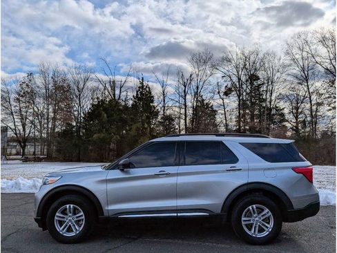 Used 2023 Ford Explorer XLT image 4