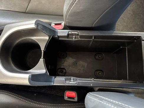 Used 2015 Toyota Prius Five FWD image 39