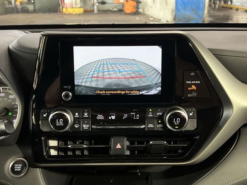 Used 2024 Toyota Highlander XLE AWD/4WD image 19