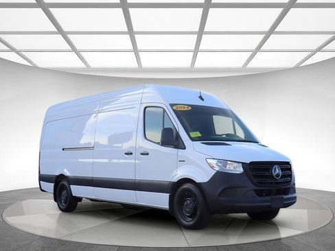Used 2024 Mercedes-Benz eSprinter 170 Cargo image 3
