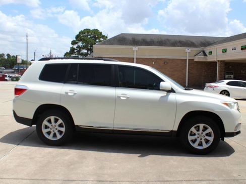Used 2012 Toyota Highlander SE FWD image 1