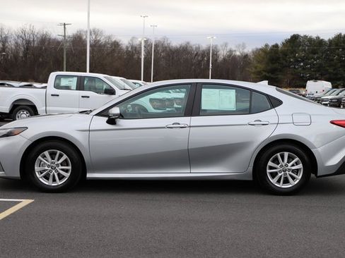 Used 2025 Toyota Camry LE image 4