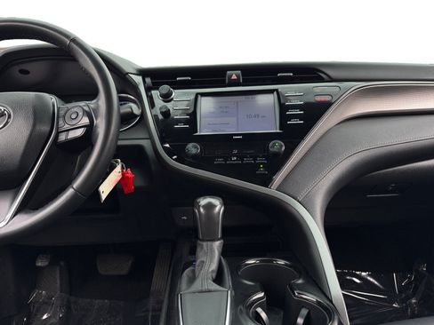 Used 2020 Toyota Camry SE w/ Carpet Mat Package FWD image 11
