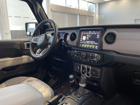 Used 2023 Jeep Gladiator Overland AWD/4WD image 32