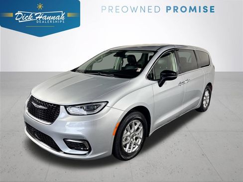 Used 2024 Chrysler Pacifica Touring-L FWD image 1