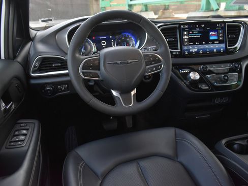 Used 2025 Chrysler Pacifica Select FWD image 19