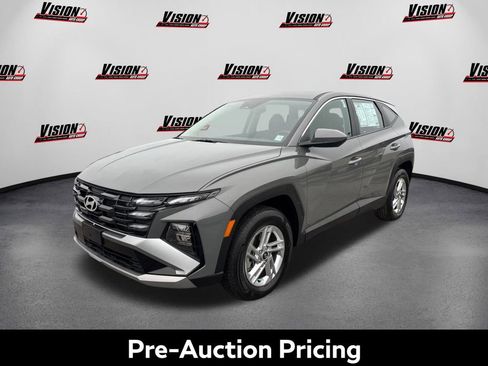 Certified 2025 Hyundai Tucson SE image 1