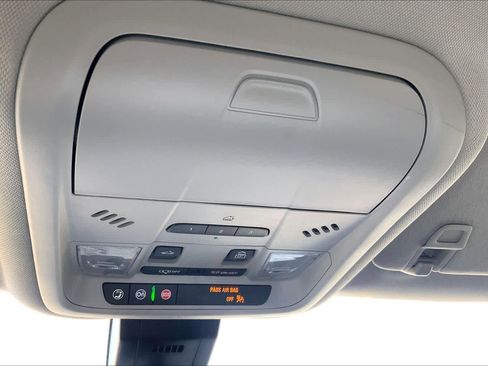 Used 2024 GMC Terrain SLT w/ Infotainment Package II image 32