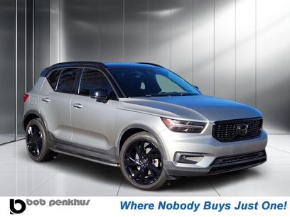 Used 2022 Volvo XC40 T5 R-Design w/ Advanced Package