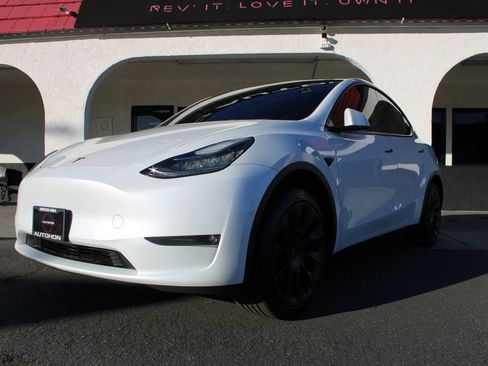 Used 2022 Tesla Model Y Long Range image 5