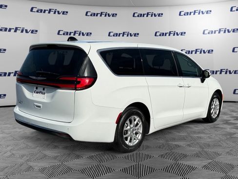 Used 2023 Chrysler Pacifica Touring-L FWD image 6