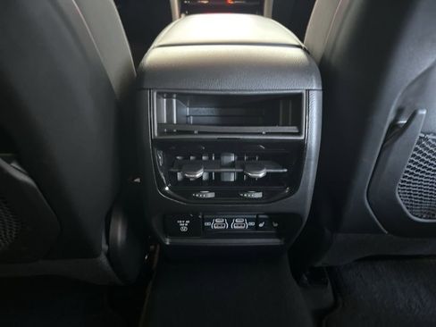 Used 2023 Jeep Grand Cherokee Limited image 21