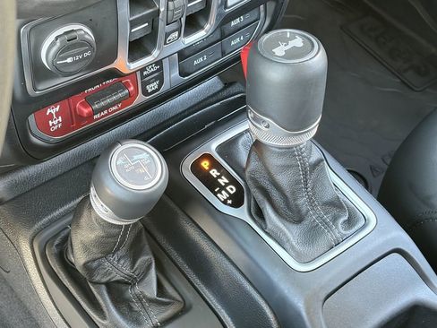 Used 2025 Jeep Wrangler Unlimited Rubicon AWD/4WD image 29