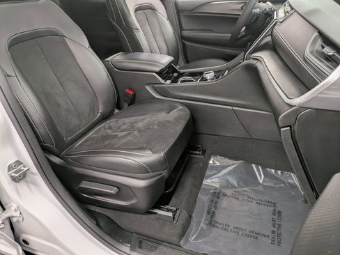 Used 2023 Jeep Grand Cherokee Altitude image 28