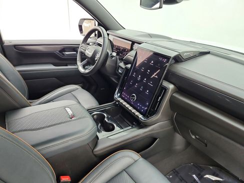 Used 2025 GMC Yukon XL AT4 image 18