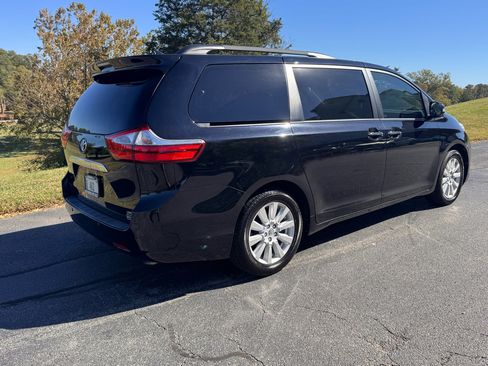 Used 2017 Toyota Sienna Limited Premium image 22