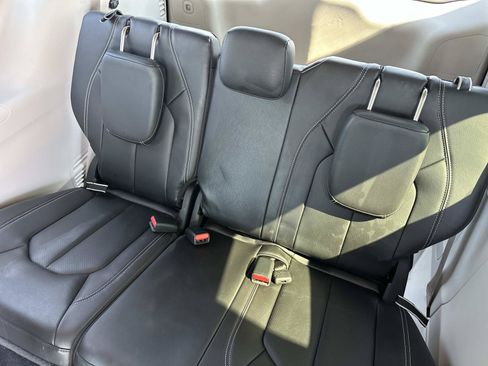 Used 2022 Chrysler Pacifica Touring-L FWD image 12