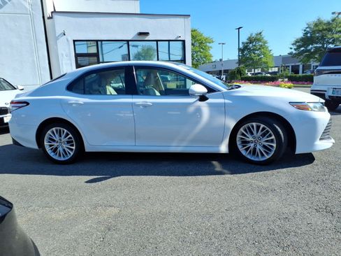Used 2018 Toyota Camry XLE FWD image 4
