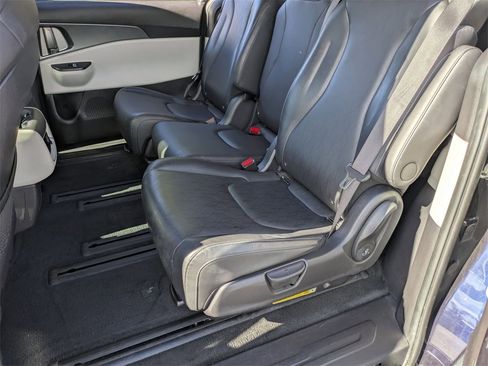 Used 2024 Kia Carnival LX image 27