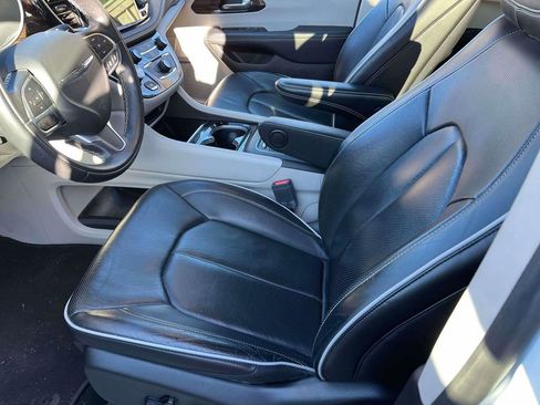 Used 2022 Chrysler Pacifica Limited w/ Uconnect Theater Family Group image 5