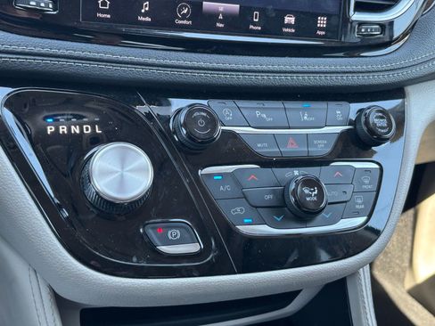 Used 2023 Chrysler Pacifica Limited FWD image 9