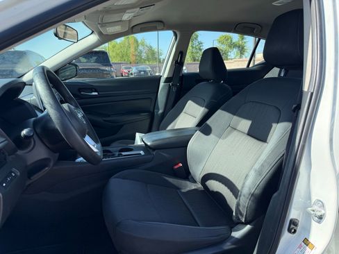 Used 2025 Nissan Altima 2.5 SV FWD image 12