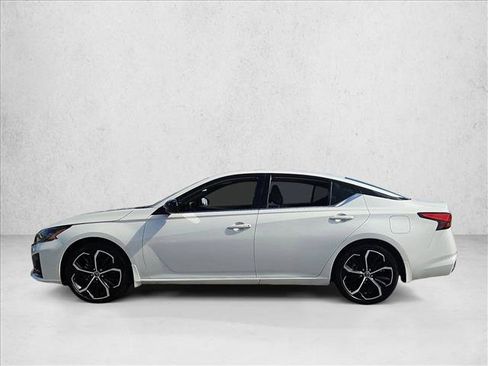 Used 2024 Nissan Altima 2.5 SR w/ SR Premium Package FWD image 8