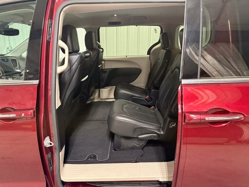 Used 2017 Chrysler Pacifica Touring-L Plus FWD image 17