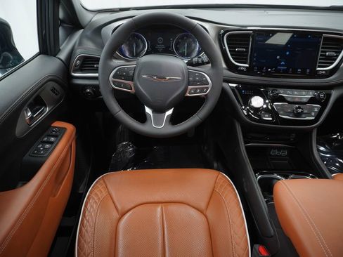 Used 2024 Chrysler Pacifica Pinnacle image 23
